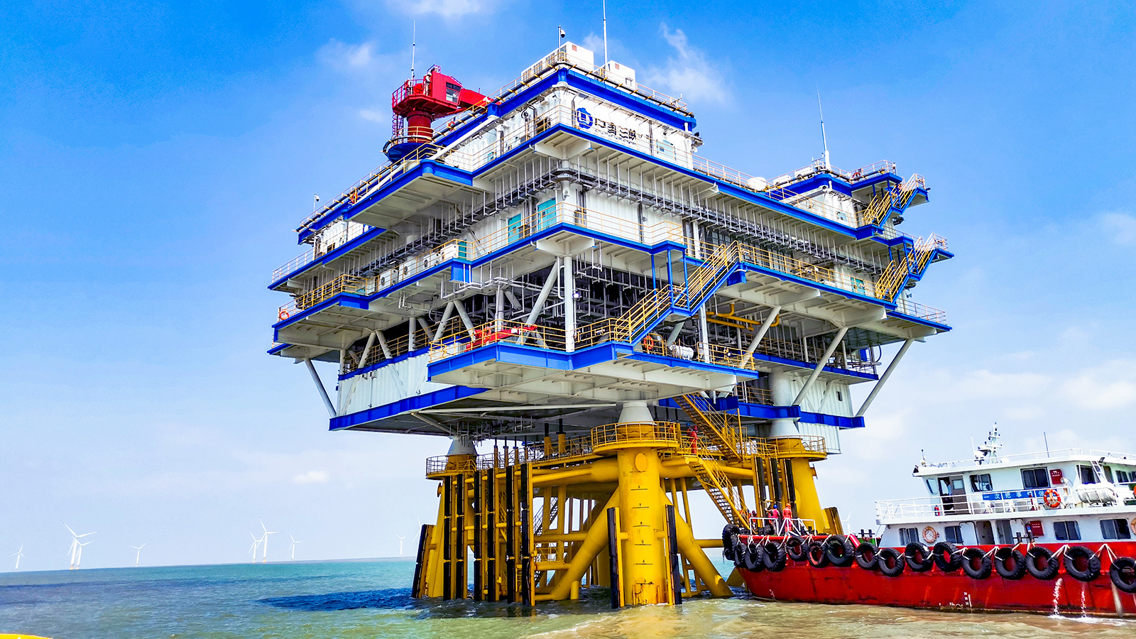 特变电工为江苏大丰300MW海上风电项目提供变压器、电抗器、高压开关、开关柜等一系列一次设备的集成开发并实现批量供货，实现了海上风电电气设备国产化。