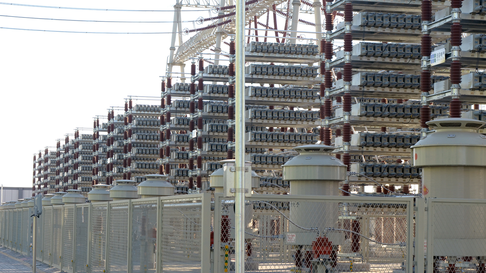 特变电工为扎鲁特—青州±800kV直流输电工程提供高压并联电容器装置。