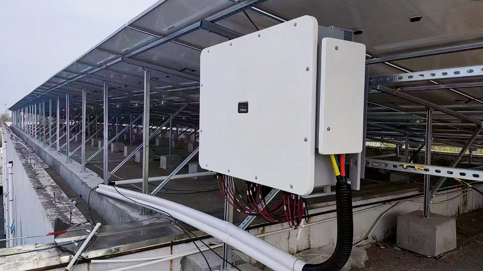 特变电工为山东临沂1MW分布式光伏科研示范项目提供TS150KTL工商业逆变器，具备智能感知与边缘计算能力，主动感知并有效抑制电网波动，支持电网稳定运行。