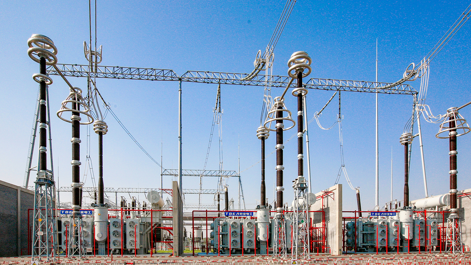 特变电工为行业首条商业运行的晋东南一南阳一荆门1000kV特高压交流试验示范工程提供行业首台1000kV特高压交流变压器并联电抗器，该项目荣获国家科学技术进步特等奖。