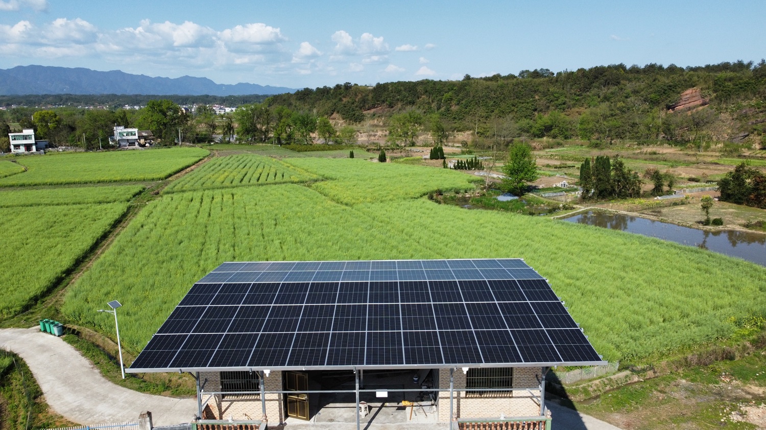 为安徽省淮北市濉溪县50MW分布式光伏发电项目<br>使用特变电工TS40KTL-A2逆变器，多重防排水设计，减少雨水对屋面、墙面的冲刷，提升屋顶的使用寿命，最大化利用太阳光资源，为居民带来更多收益。