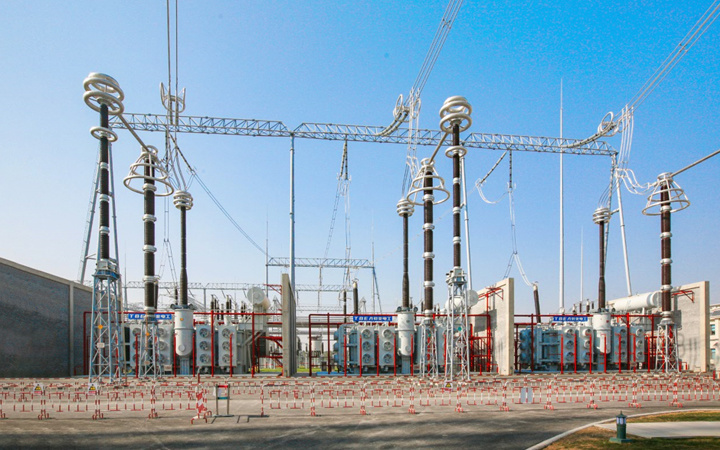 特变电工自主研制的世界首台1000kV电力变压器和并联电抗器,用于世界首条商业运行的晋东南-南阳-荆门1000kV特高压交流试验示范工程。