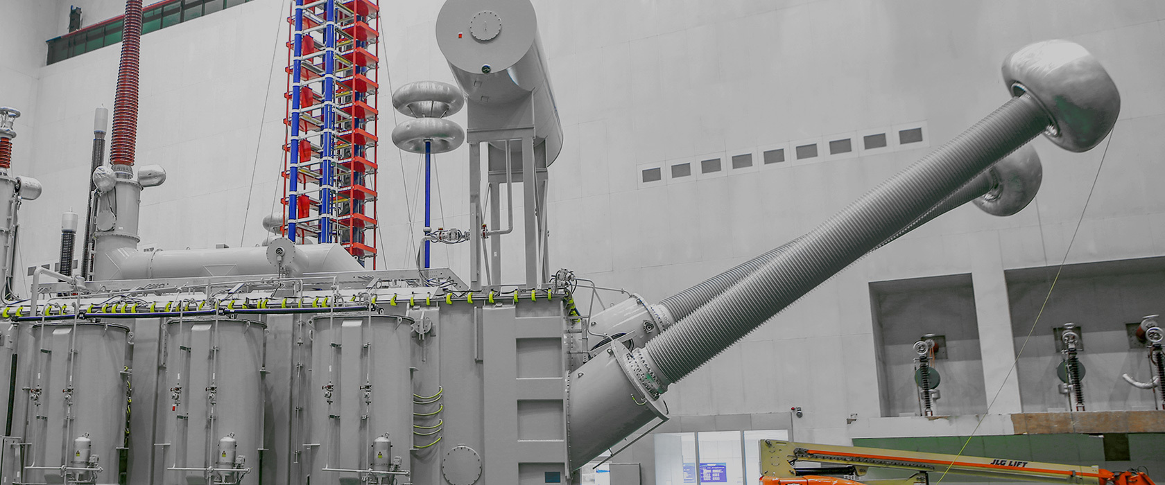 研制国内首支拥有<br>自主知识产权<br>±800kV特高压<br>干式直流套管