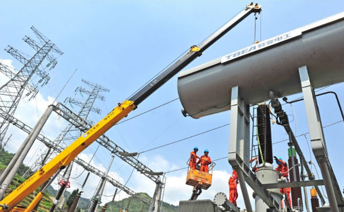 芦山地震后，特变电工赈灾突击队速赴灾区修复电力设施。