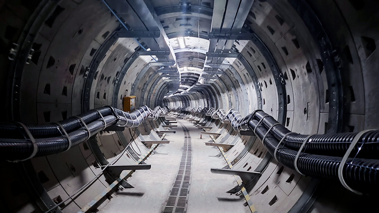 特变电工为南网楚庭(穗西)输变电工程项目提供500kV电缆系统解决方案，<br>该项目为国家西电东送南部通道的关键布点项目、南方电网保障民生用电重点项目。