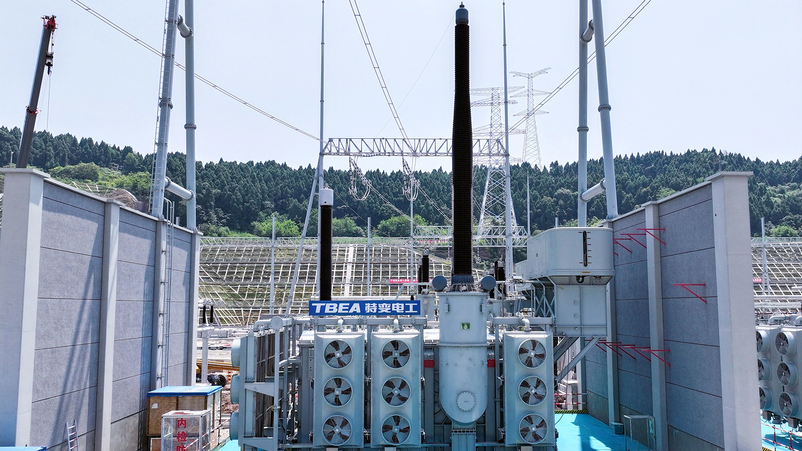 特变电工自主研发的1000kV特高压交流变压器，应用于国网川渝1000千伏特高压交流联网工程。