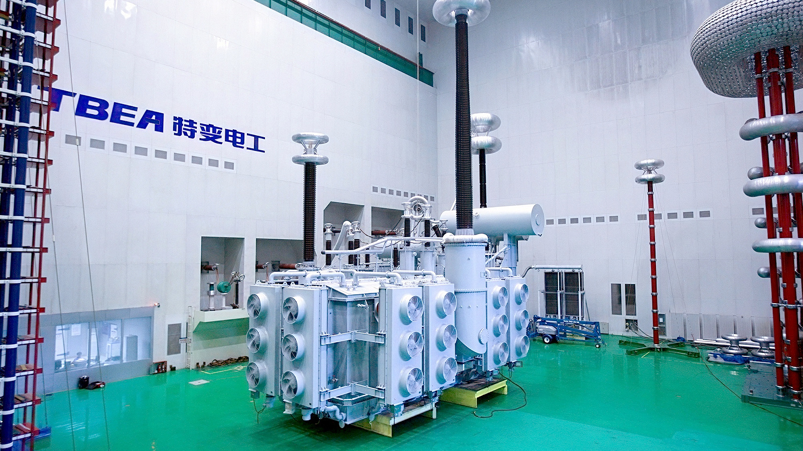 特变电工自主研发的1000kV特高压交流自耦变压器，应用于国网淮南-浙北-上海1000千伏特高压交流试验示范工程（皖电东送）。