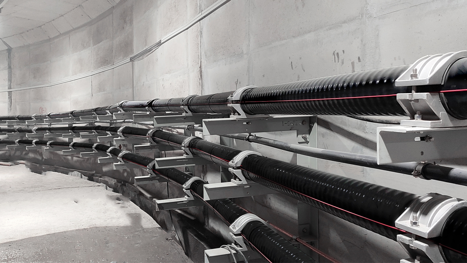 特变电工为山东文登抽水蓄能电站项目提供500kV电缆系统解决方案，该项目电缆通道垂直落差270米。