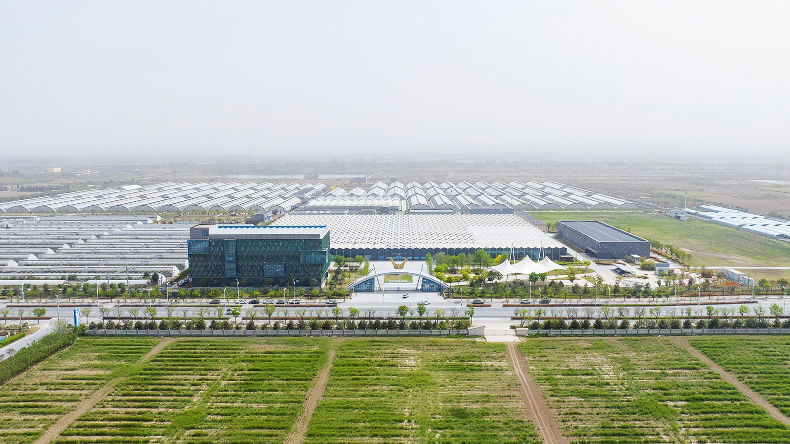 陕西杨凌种子产业园和杨凌智慧农业示范园光伏项目，该项目成功构建“光伏+储能+充电”三位一体智慧能源体系，使用150KTL工商业逆变器，装机总容量1.58MW，是中国华电在陕落地的首个综合能源示范工程。