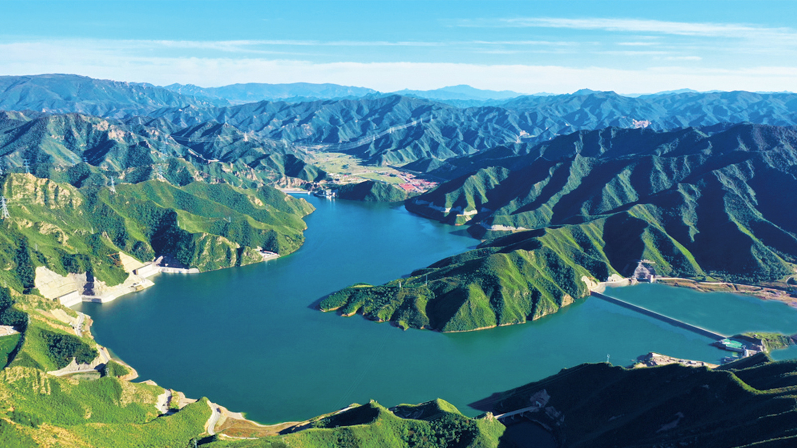 特变电工为河北丰宁抽水蓄能电站项目提供500kV电缆系统解决方案，该项目为全球总装机容量最大的抽水蓄能电站，为北京冬奥会提供绿色电力保障。