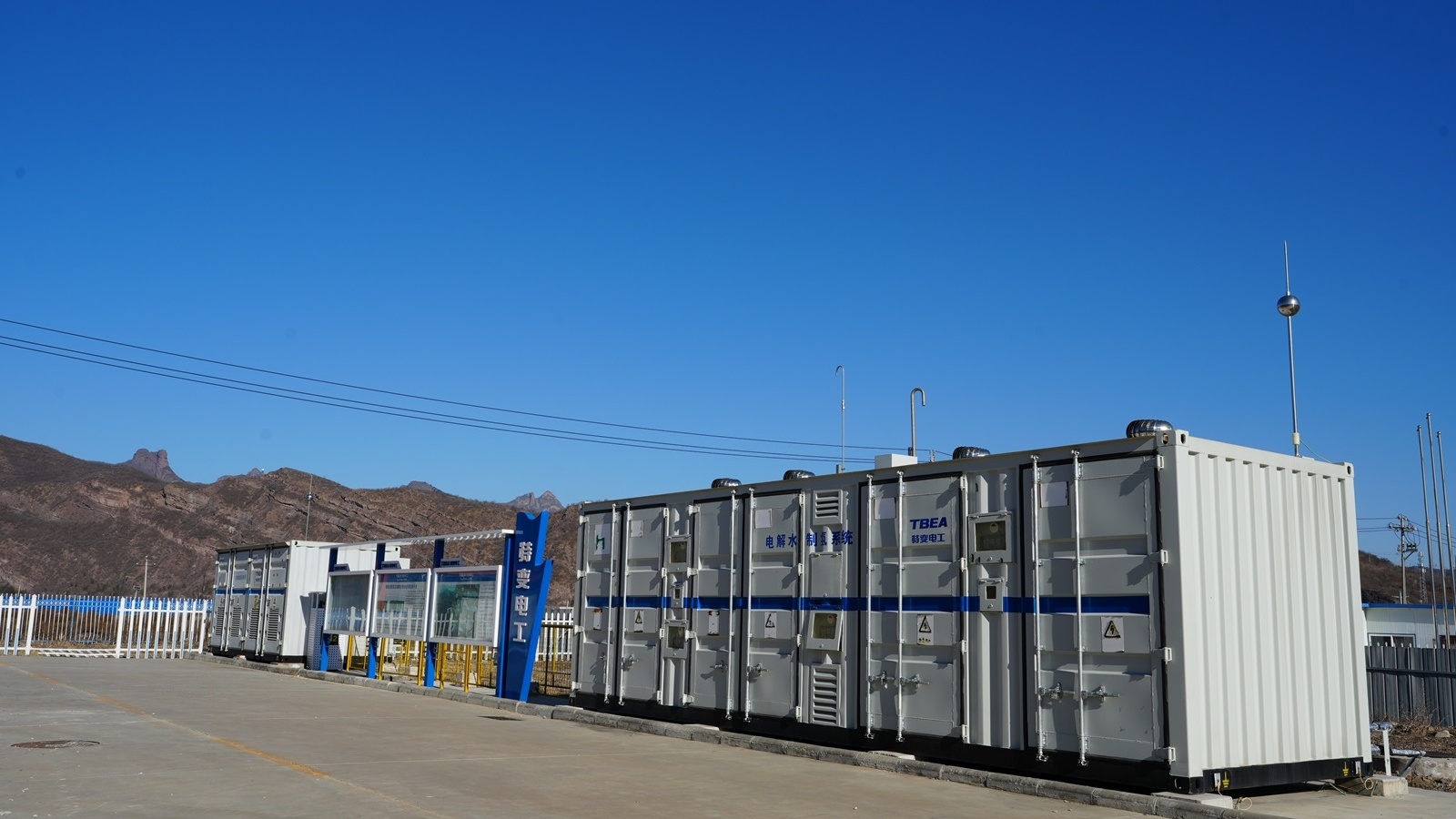 特变电工为河北省承德市新能源制氢深度耦合技术应用示范平台提供“电-氢-电”系统解决方案，助力客户构建灵活且可靠的能源转换与存储体系，实现电力与其他能源之间的高效转化，解决新能源消纳问题，提升能源利用率，降低碳足迹，打造绿色可持续能源解决方案。