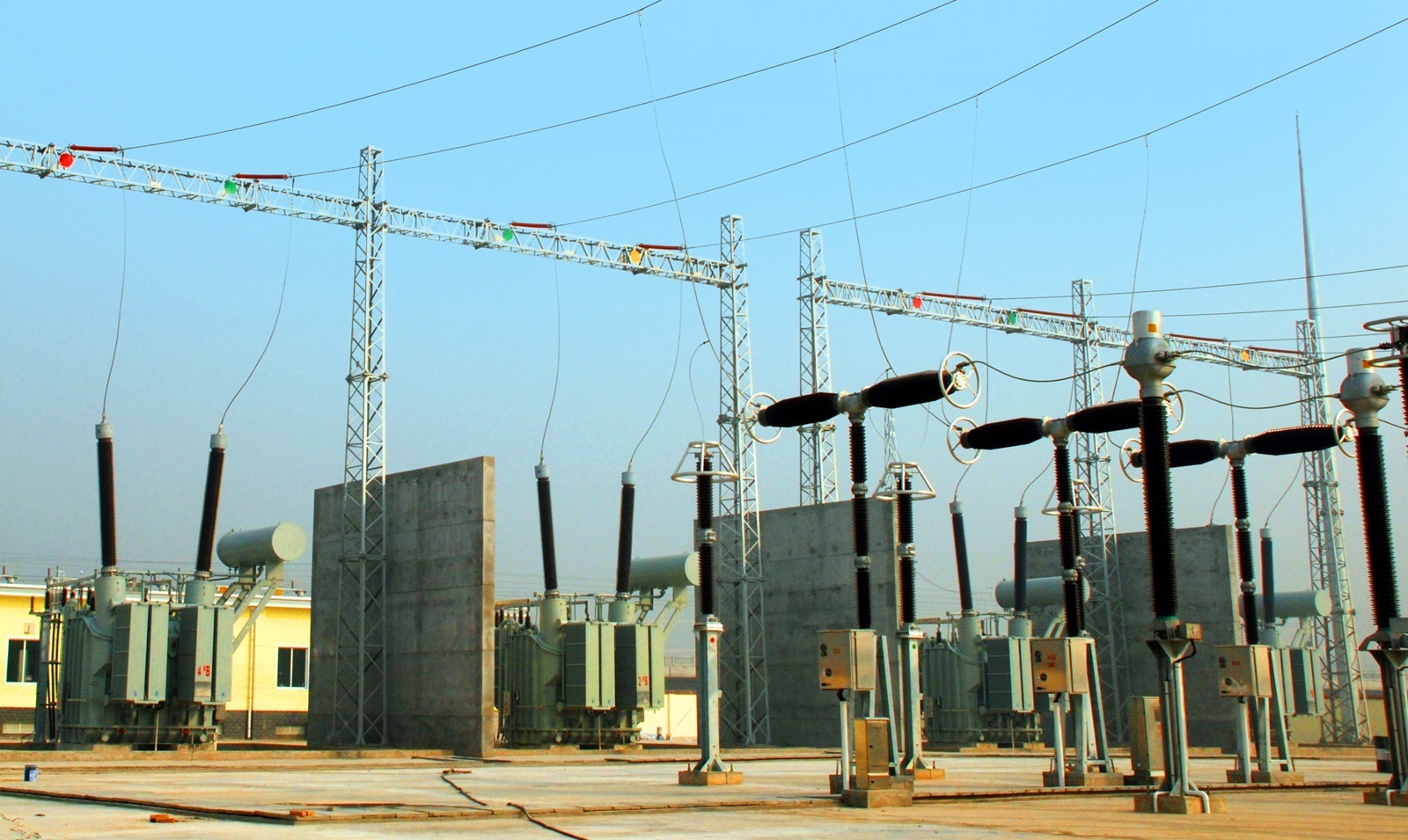 特变电工研制行业首台330kV AT供电牵引变压器，应用于郑西客运专线