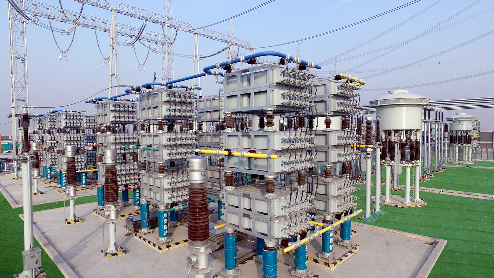 特变电工为榆横—潍坊1000kV特高压交流输变电工程提供高压并联电容器装置。