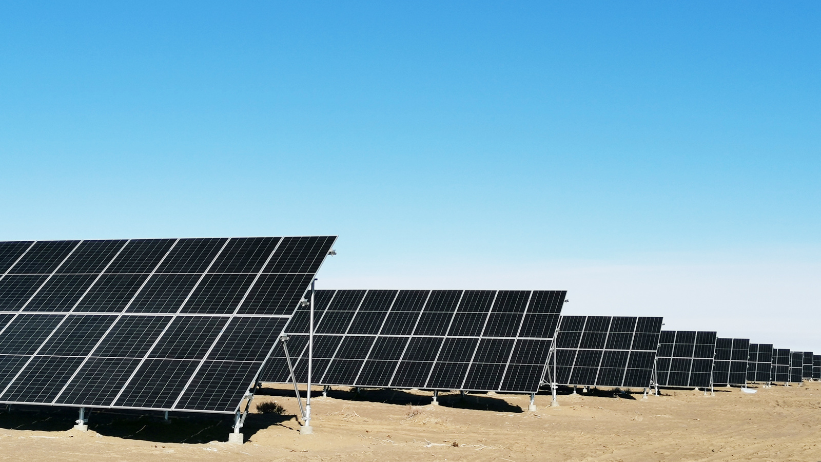 为西北地区绿色低碳硅基产业园区示范项目（100万千瓦光伏项目）提供沙戈荒大基地光储系统解决方案，建成后每年可为准东30万吨多晶硅项目提供清洁电能68.94亿千瓦时，每年可减排二氧化碳555.75万吨。