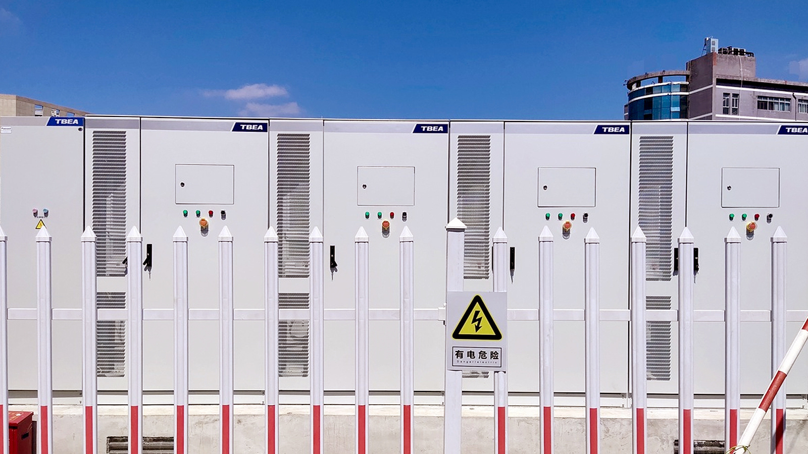 浙江温州某印刷厂项目，储能装机容量400kW/860kWh。该项目年充放电量近50万度，投资收益率（不含税，业主分成20%）近18%，4-5年即可回收投资成本。还可以通过降低用户的月度最大需量，平滑用电功率曲线，减少用户的需量电费。