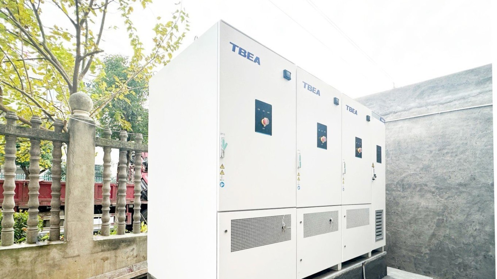 浙江某服装厂项目，储能装机容量375kW/783kWh。与分布式光伏结合，通过能量时移+峰谷套利，实现光储一体化，助力企业降本增效。
