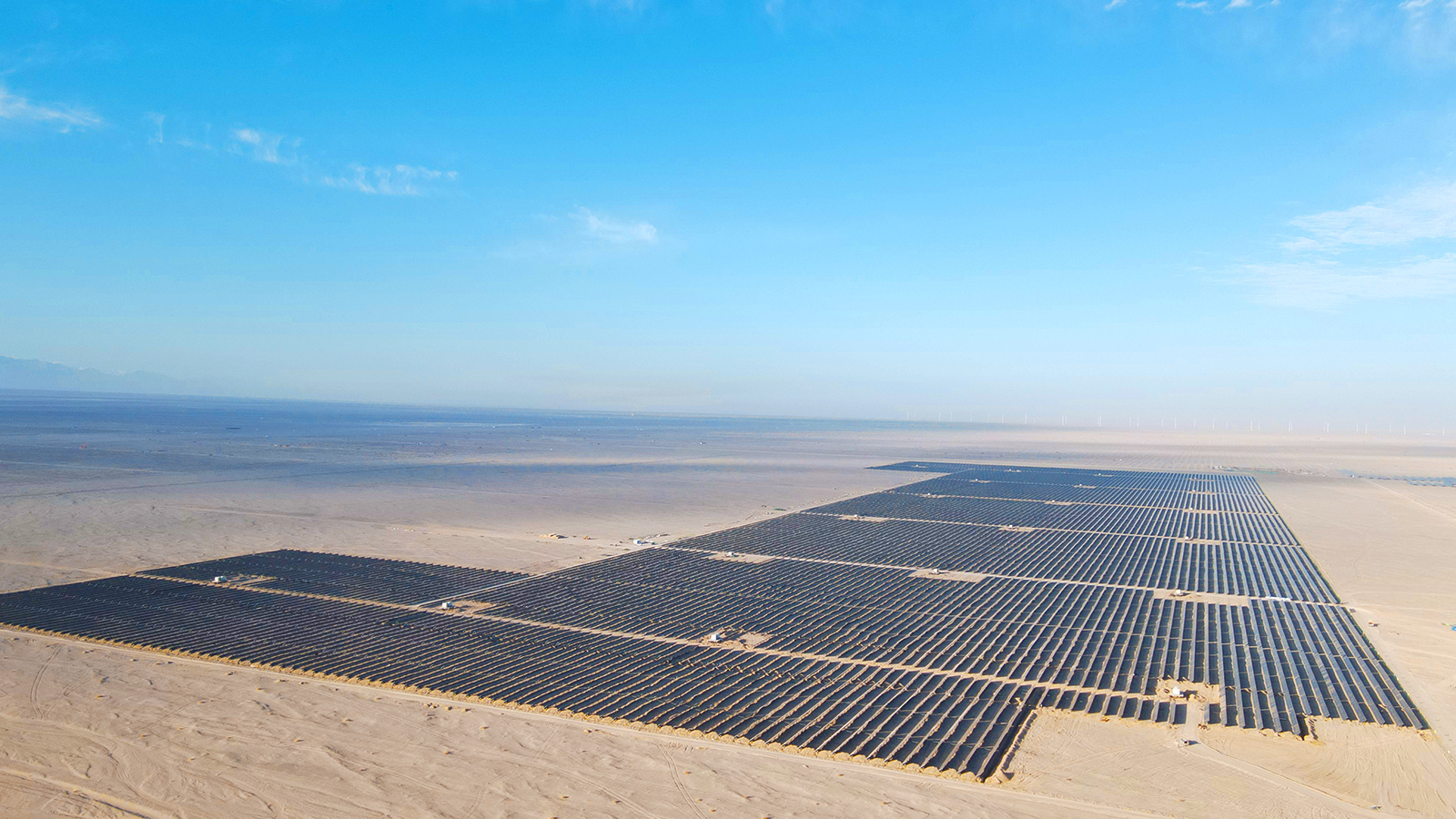 为西北地区新材料公司20万吨年高纯硅配套“源网荷储一体化”项目提供绿电供应一体化解决方案，本项目高纯硅负荷总用电量26.7185亿千瓦时。规划风电装机425MW ,光伏装机120MW，配套建设70MW/140MWh储能，项目投运后，每年可为国家节约标煤36.3万吨，减轻排放温室效应性气体二氧化碳约99.3万吨。