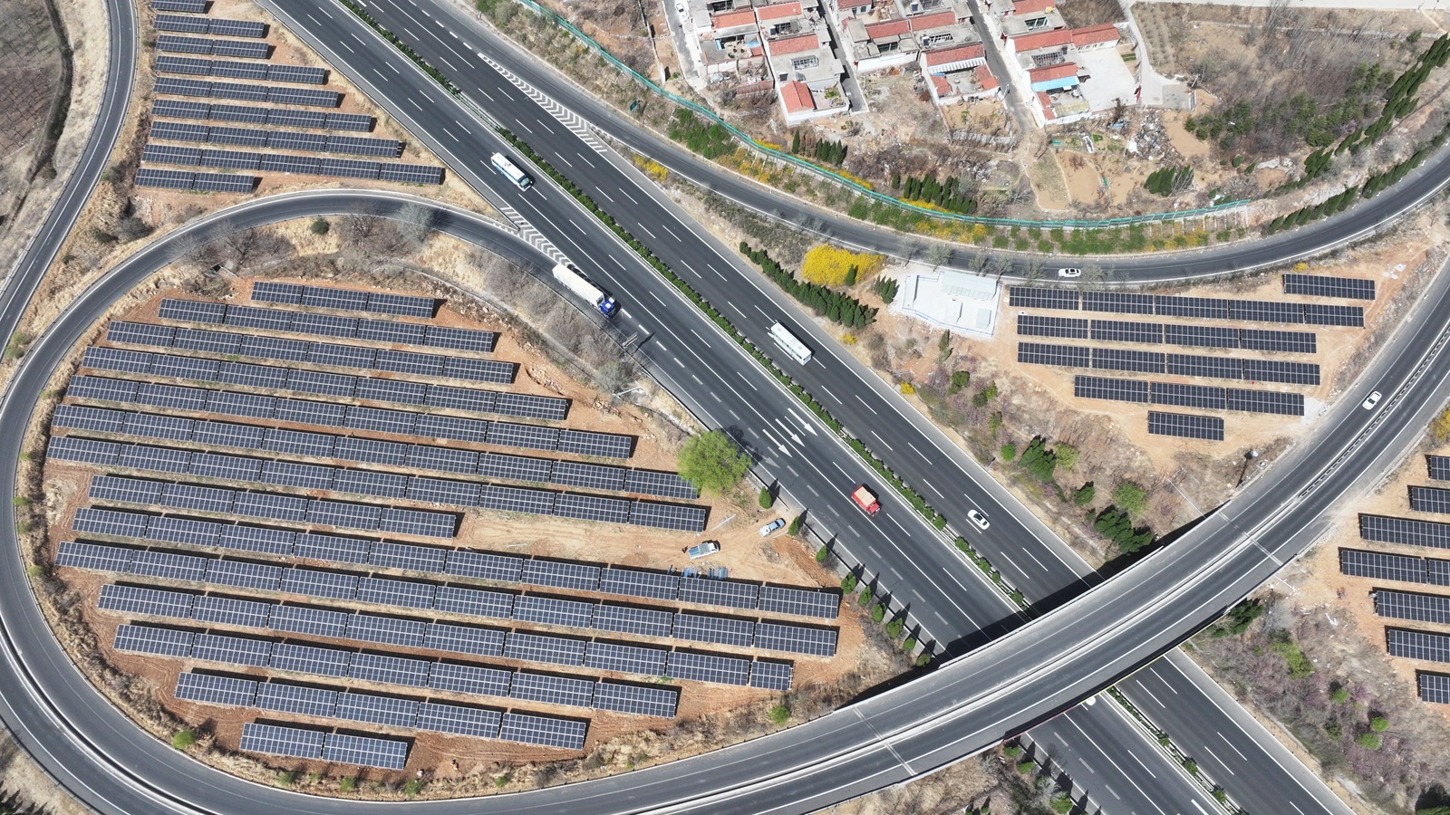 山东某分布式光伏配储项目，储能装机容量750kW/1500kWh。通过“能量时移+后备电源”实现电力自产自足，提升光伏发电的消纳率。该方案不仅可以降低用电成本，还可以帮助工商业用户更好地应对电力需求的波动。