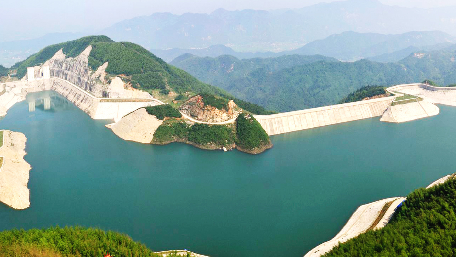 特变电工为湖南黑麋峰抽水蓄能电站提供4台主变压器，该项目是中国第一个由发电企业投资建设的抽水蓄能电站，荣获中国建设工程鲁班奖、中国电力优质工程奖。