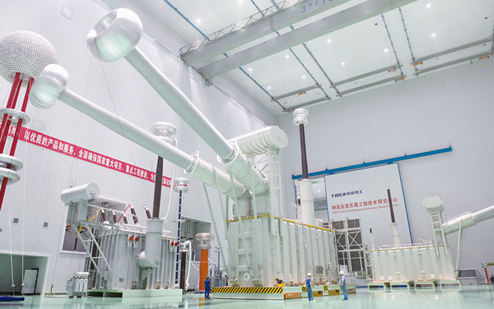 行业首个±1100kV特高压直流输电工程行业首台发送端±1100kV换流变压器在特变电工试制成功,标志着世界特高压输电技术创新迈向新时代。