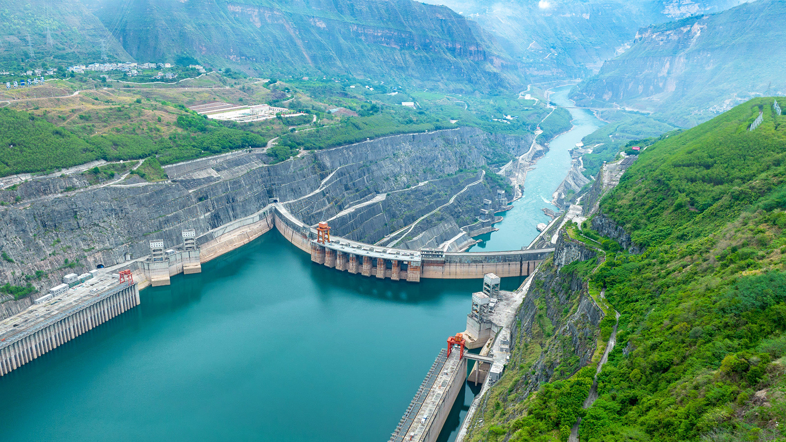 特变电工研制的中国第一台SSP-H-860000/500超高压、超大容量组合式变压器，应用于金沙江溪洛渡18×770MW水电站机组工程