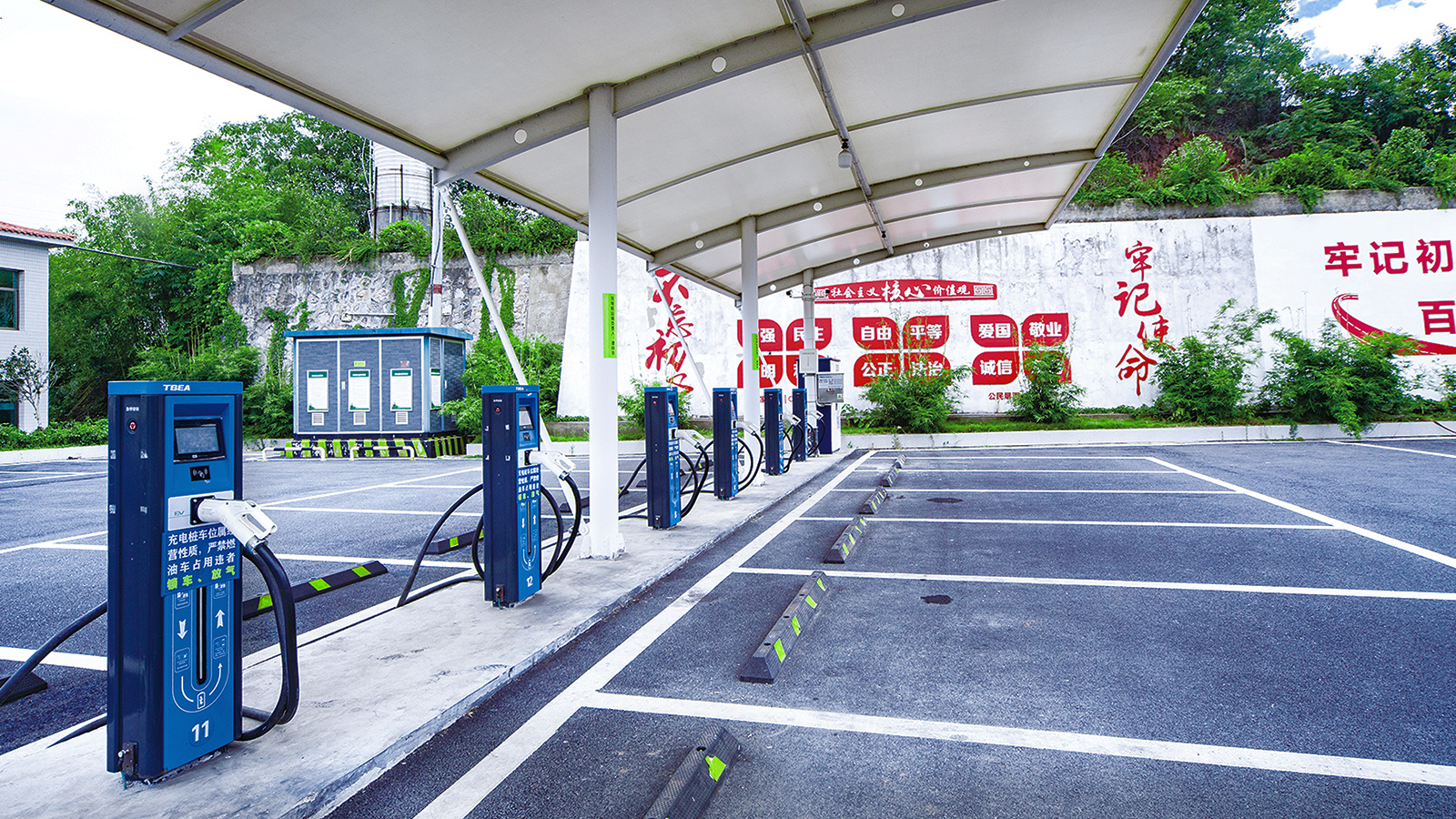 特变电工为高速公路及国省道充电站提供系统解决方案，该充电站为珠晖区G107养护中心充电站