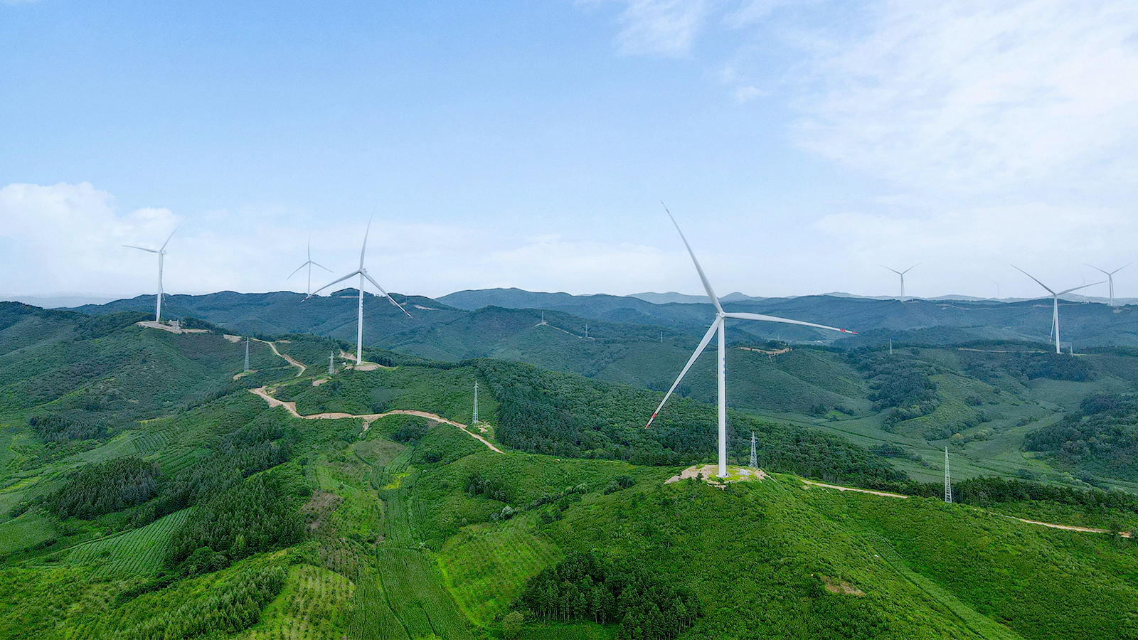 特变电工辽宁铁岭西丰100MW风电项目<br><br>该项目地处于势陡峭高寒地区，采用无人机进行高精度测绘，利用三维数字化设计平台和风资源数字化平台建模仿真，解决了山地项目局地微观气候难预测，测风塔代表性不足难题。采用4.5MW以上大容量风电机组，具备发电能力强、可靠性高、电网友好以及环境适应性强等特点。