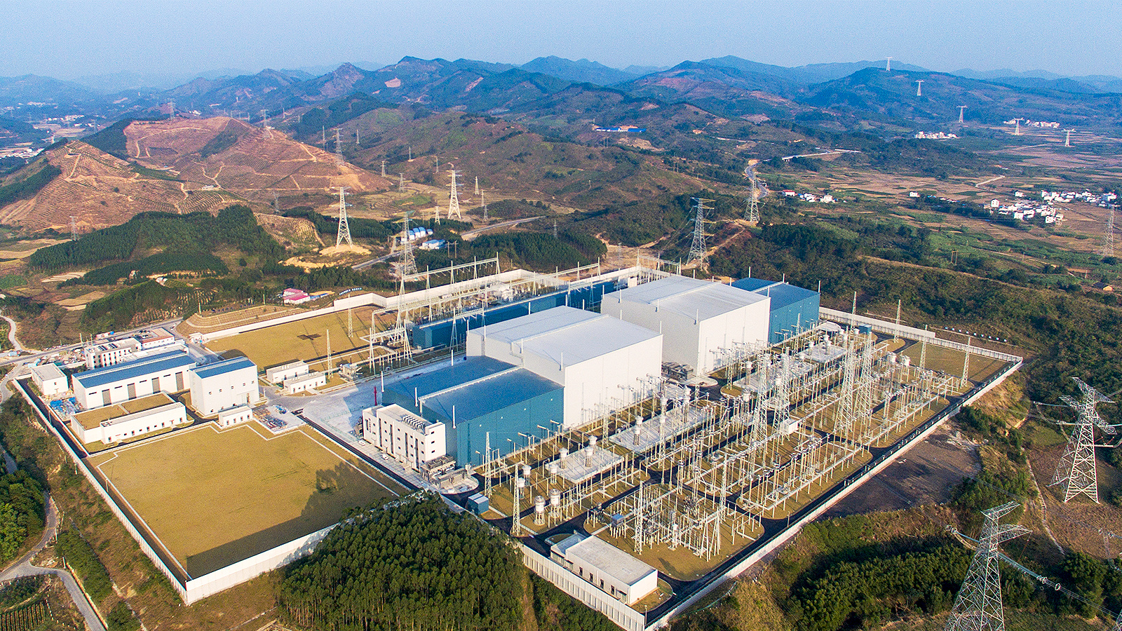 特变电工为南网乌东德送电广东广西特高压多端直流示范工程提供±800kV特高压直流换流变压器、行业首台±800kV干式空心桥臂电抗器，该项目是国家首个特高压多端直流示范工程，是行业首个特高压柔性直流工程，也是目前行业电压等级最高、输送容量最大的多端混合直流工程。