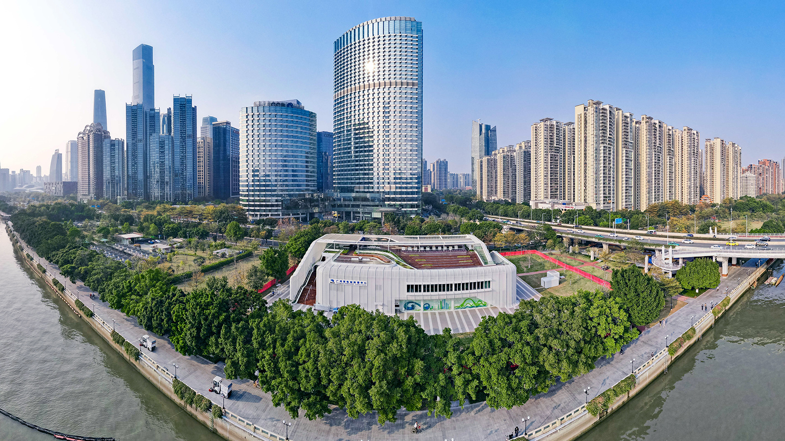 特变电工为南方电网首批智能运维试点变压器、首个全过程数字化建设变电站-广州猎桥变电站提供110kV变压器，该项目为全国首个获得国际、国内绿色建筑双认证的变电站。