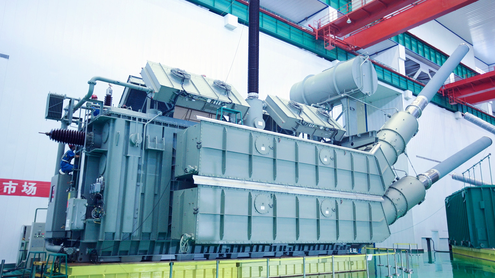 特变电工研发的行业首台±800kV特高压直流换流变压器，应用于南网云南-广东±800千伏特高压直流输电工程。