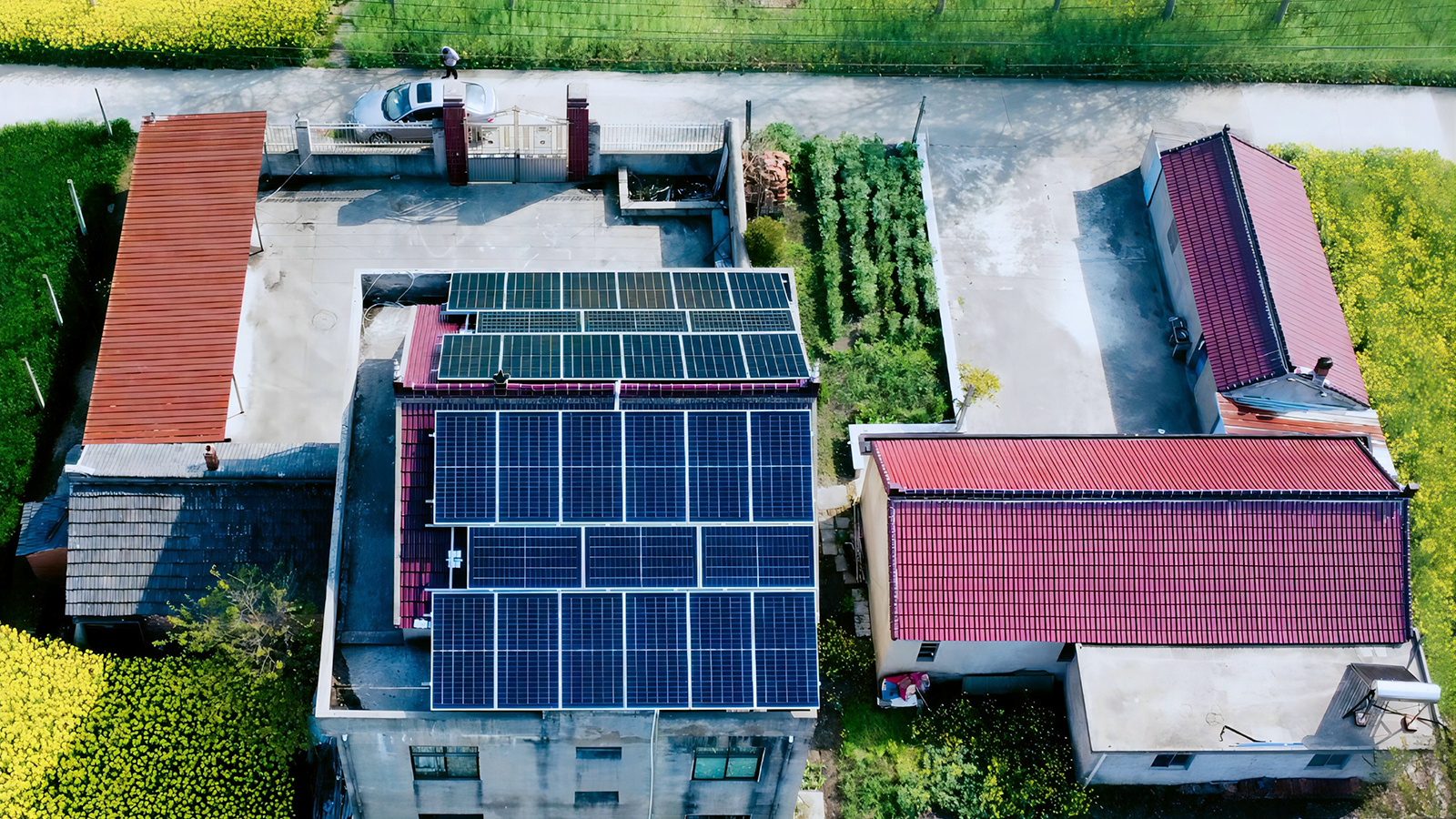 湖北省天门、仙桃、潜江200MW户用光伏项目<br>使用特变电工TS40KTL-A2逆变器，双坡挂钩方案更加贴合屋面，在不破坏屋面原有结构的的基础上，多了一份修饰更加应景，属于科技和田园风的完美结合。