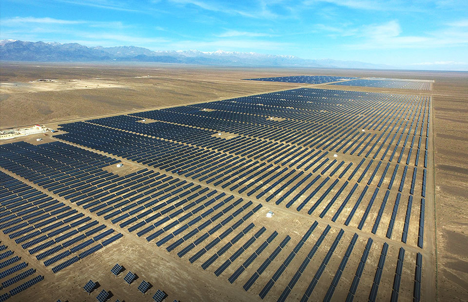 以能源互联网EIOT为基底, 为客户提供智慧光伏、风电、电厂、变电站、配电、储能等行业定制化解决方案和智能运维服务。