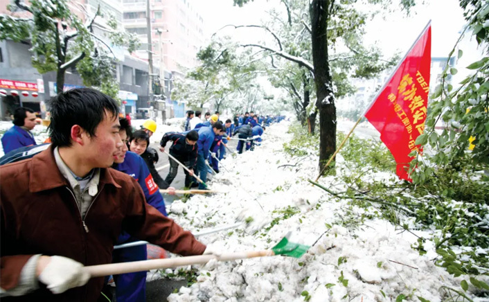 湖南遭遇雨雪冰冻灾害，特变电工组建志愿抢险队紧急参与救灾，保障城市平安。