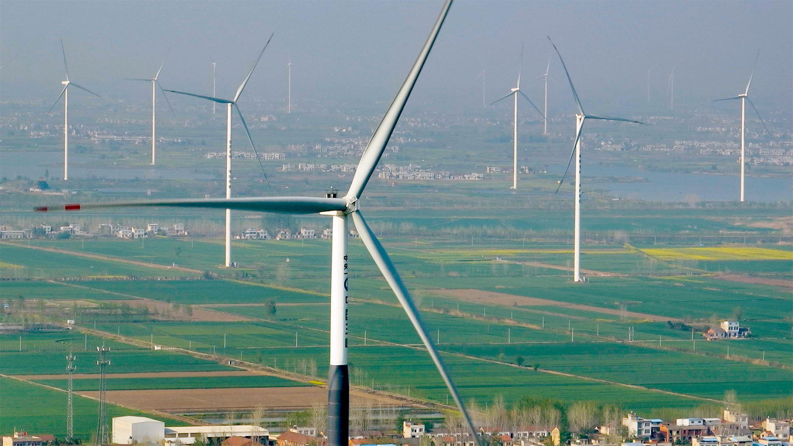 特变电工湖北省天门市净潭乡100MW风电项目<br><br>该项目为平原地形，所在地区风速低、 切变大，风速风能频率集中，适合使用中低风速段出力较好的风力发电机组，选择大叶轮直径风力发电机组并搭配超高混合塔筒，在满足安全性的情况下，提高了项目的发电量和收益。