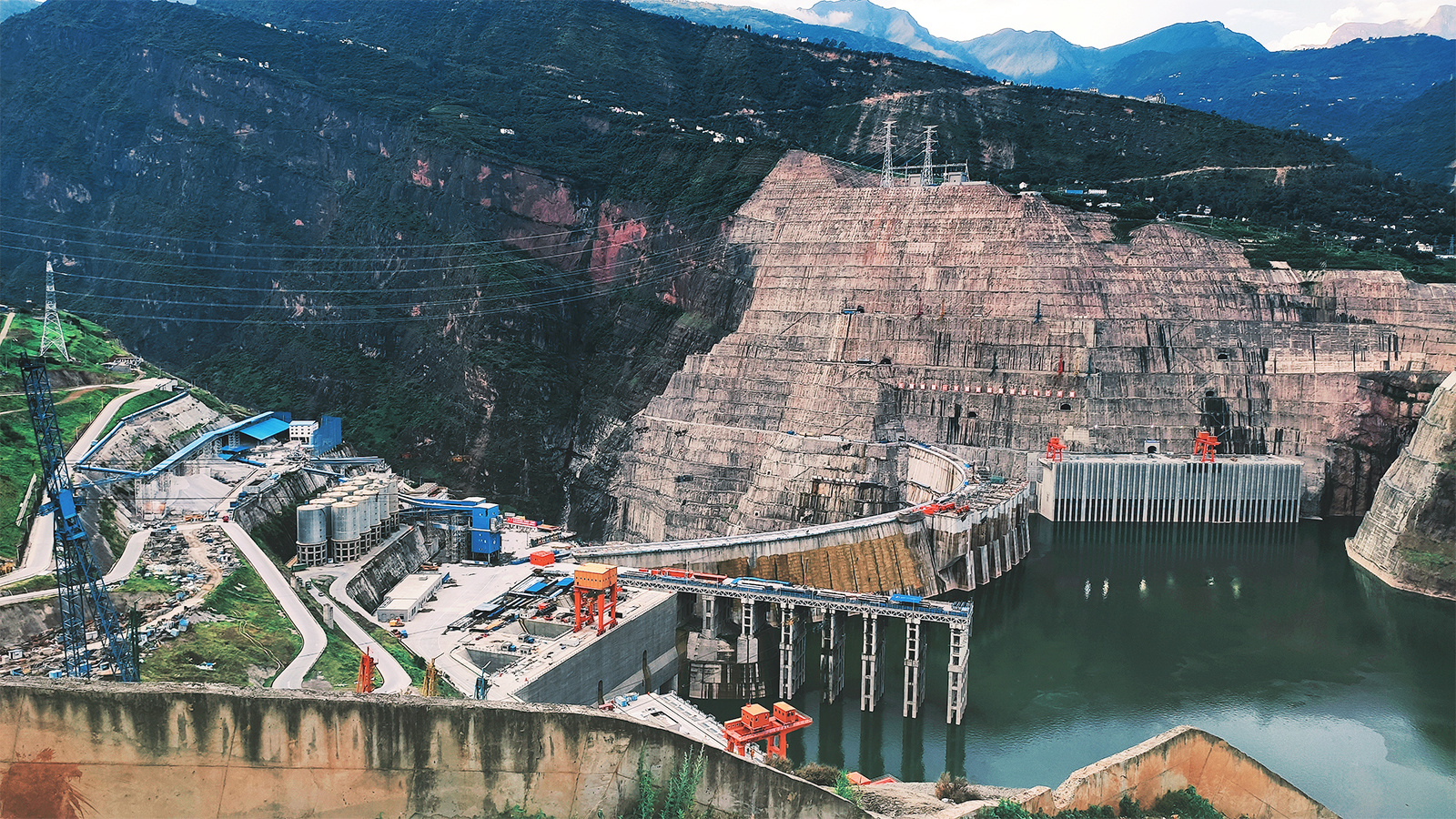 特变电工为白鹤滩16×1000MW水电站机组工提供500kV水电机组变压器