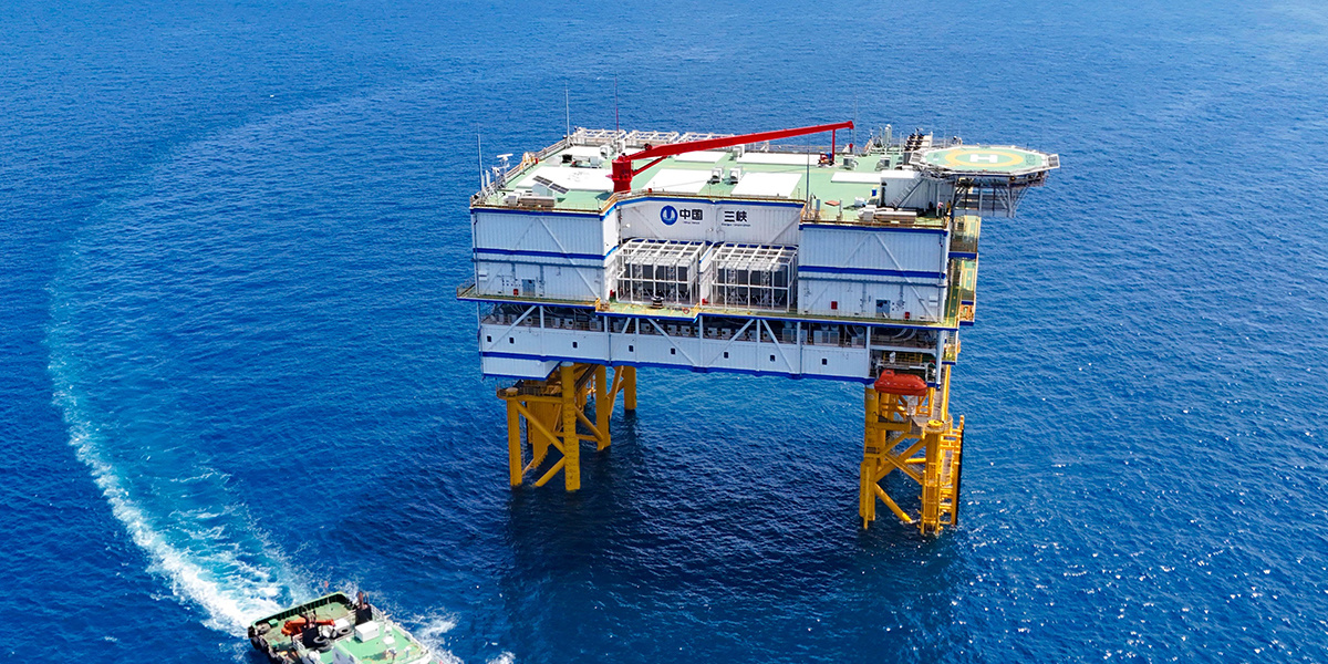 特变电工为广东阳江阳西沙扒二、三、四、五期项目提供海上平台主变设备、集控中心一次设备集成，该项目升压站容量1000MW，是国内海上风场运行中容量最大的海上升压站平台。