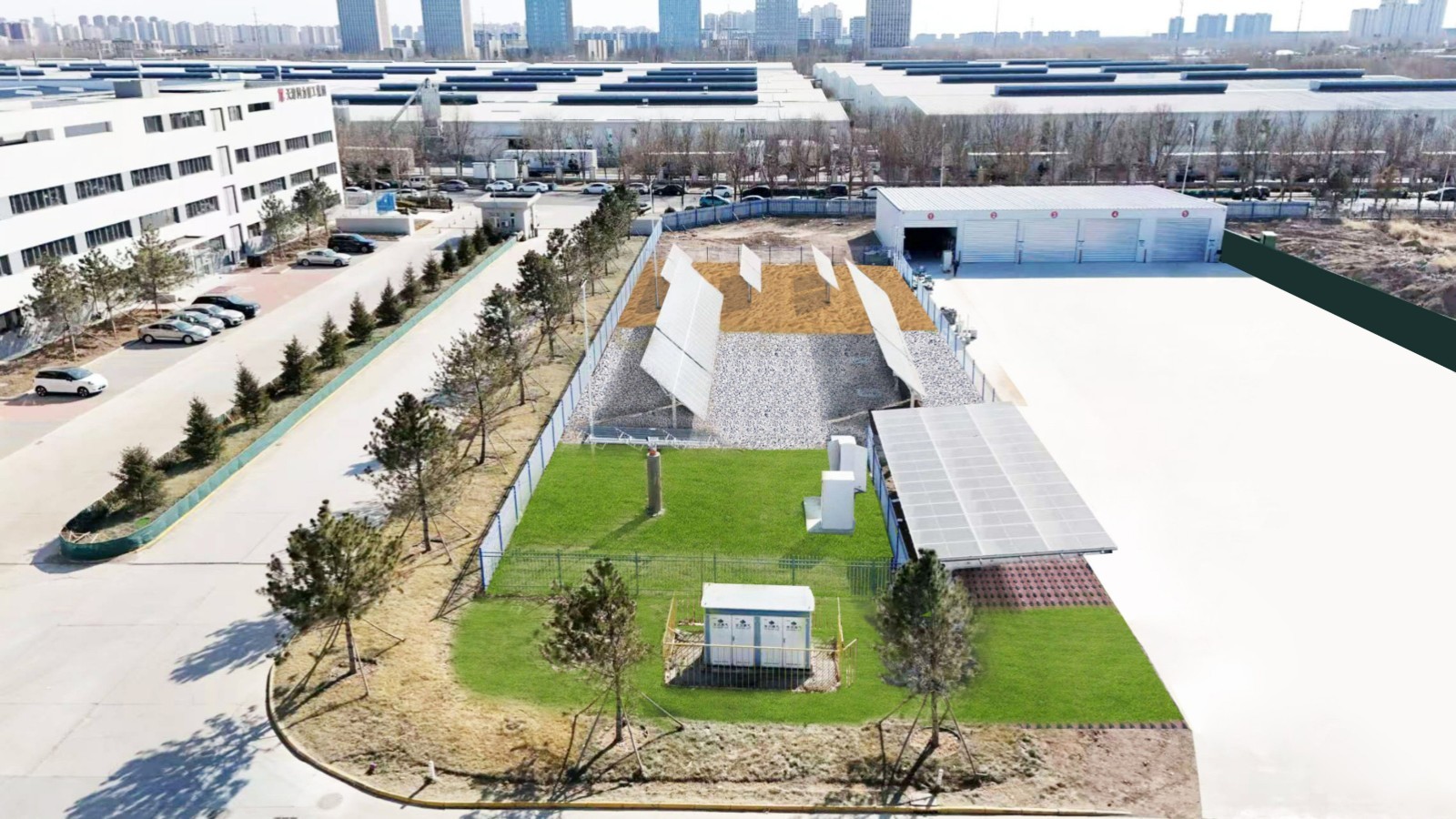 天津武清光储充项目，本项目为源网荷储纯离网电站系统，联动光伏系统、储能一体柜和智慧充电桩等多种特变电工产品，同步部署了四组自研气象站，通过光储协同及气象预测系统，实现了“零碳电力”的高效利用，为更多离网区域和特殊场景提供清洁、高效、可靠的能源解决方案。