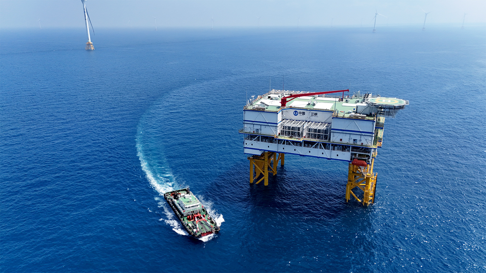 特变电工为大丰H8-2海上风电项目提供海上升压站一次设备、陆上集控中心主变及抽能电抗器，该项目通过电抗器中设置抽能绕组解决高抗站站用电源难题，为国内首次、解决海上风电远距离输送难题。