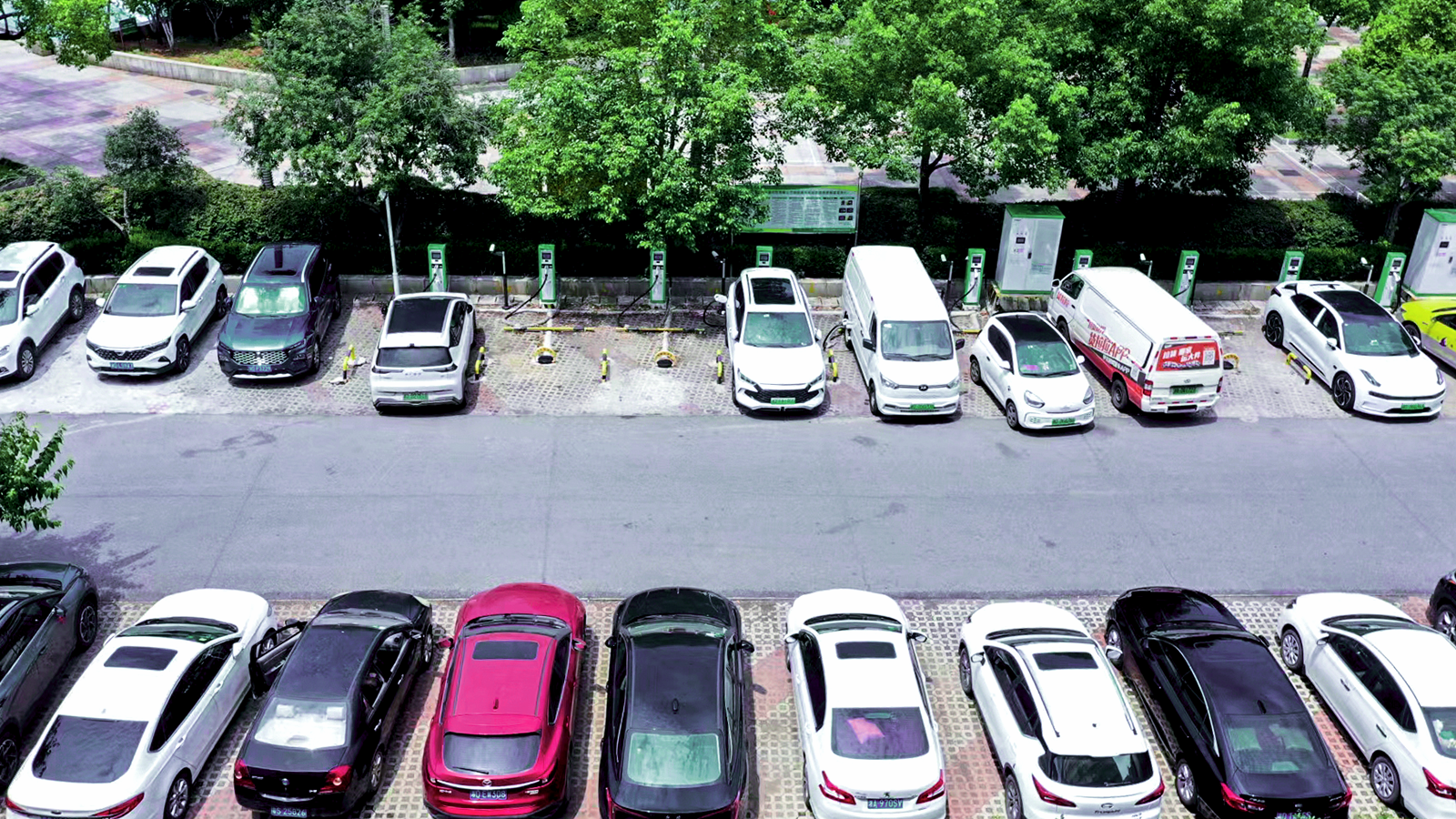 特变电工为城市公共充电站提供系统解决方案，该充电站位于湖南省衡阳市雁峰区岳屏公园，可满足10台各类新能源纯电动小车同时充电