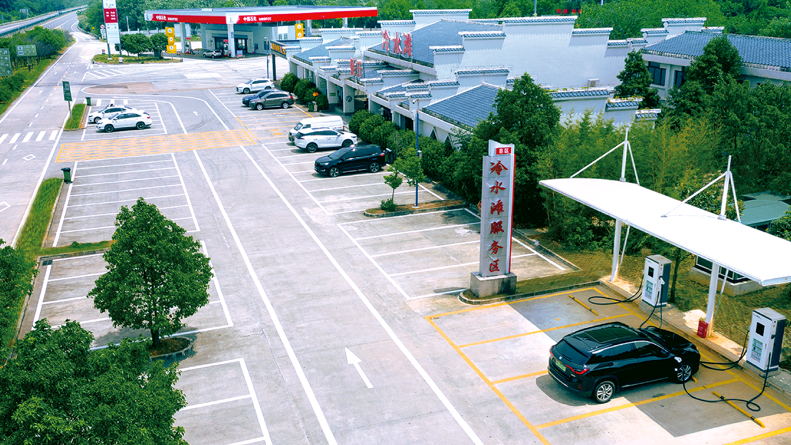 特变电工为高速公路及国省道充电站提供系统解决方案，该充电站为G55高速冷水滩服务区充电站