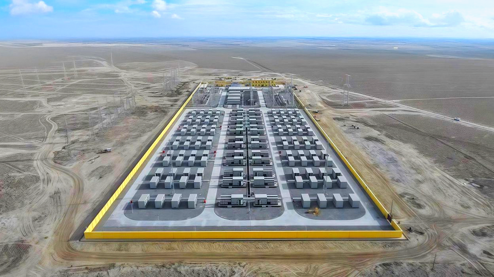 特变电工为西北地区100万千瓦风电及配套储能（175MW/700MWh）项目提供组串式储能系统及自主研发产品5MW变流升压一体机。项目正式投运后，预计年发电量27亿度，年可节约标准煤81.5万吨，减排二氧化碳约223万吨。