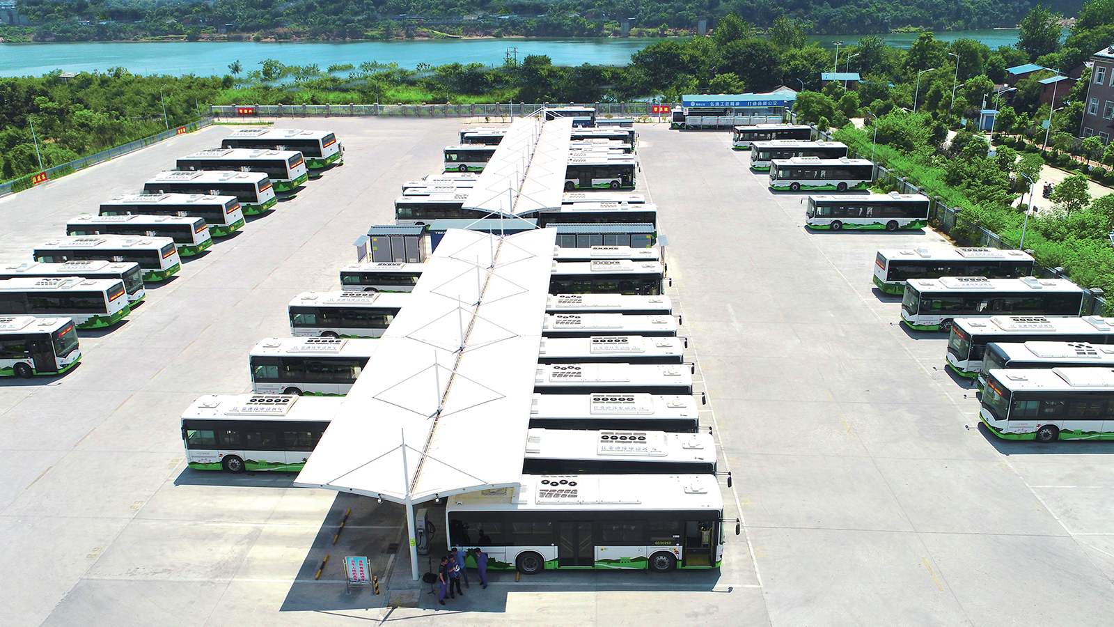 特变电工为湖南衡阳市公交站提供公交专用充电站系统解决方案，可同时满足150台公交车充电