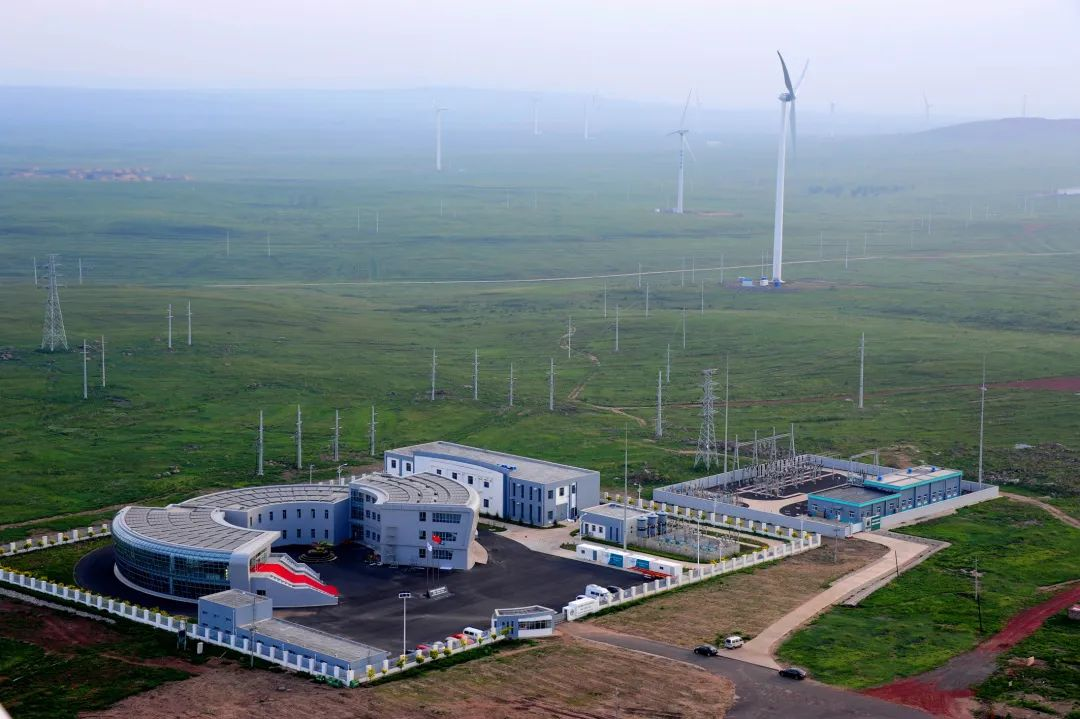 特变电工为中国电科院提供3MVA集装箱式柔性低频换流阀产品，并在张北新能源基地开展示范应用。