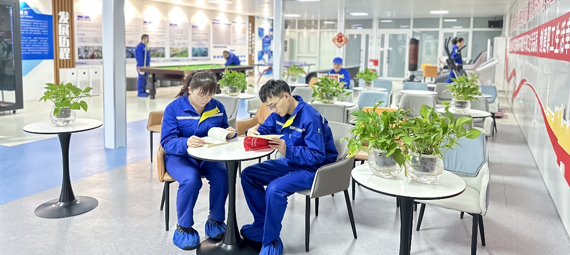 数字化生产车间的员工学习角