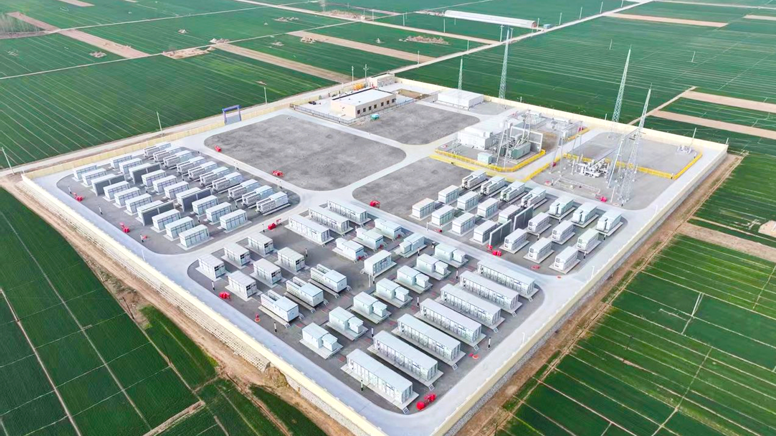 特变电工为河北省衡水市200MW/400MWh储能项目提供组串式储能系统及自主研发产品5MW变流升压一体机。项目为河北省第一批储能示范项目，投运后将能够满足衡水地区近10%的电力需求。能够有效缓解电网的负荷压力，提高电网的稳定性和安全性。