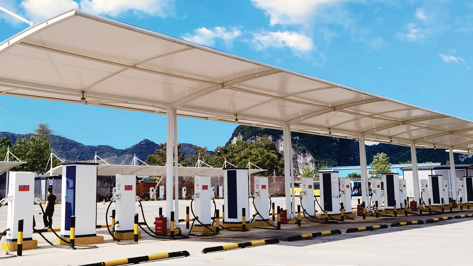 特变电工为广西柳州公交站提供公交专用充电站系统解决方案，可同时满足32台公交车充电