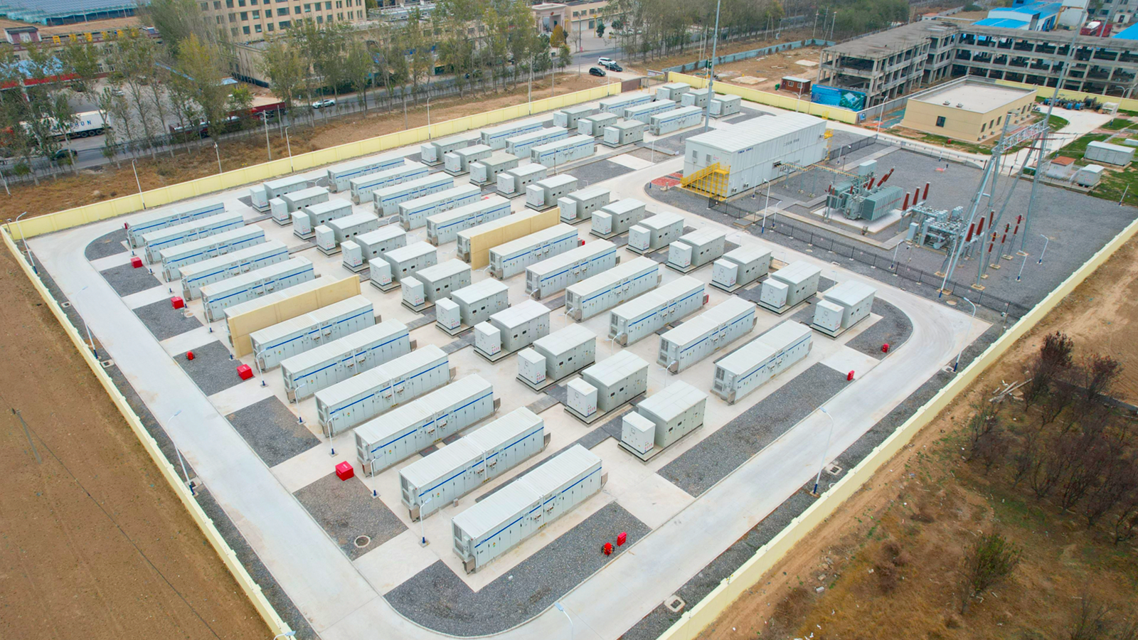 特变电工为山东省聊城市100MW/200MWh储能项目提供储能系统及产品。该项目是山东省内第一家正式商业化运营的独立电化学储能电站，年可实现营业收入3亿元，税收2000万元，解决就业100余人。