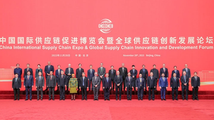 2023年11月28日，首届中国国际供应链促进博览会在京降重开幕。国务院总理李强(前中)出席开幕式暨全球供应链创新发展论坛及相关活动。特变电工董事长张新(后右二)受邀出席开幕式，并作为中国企业代表与李强总理合影留念。