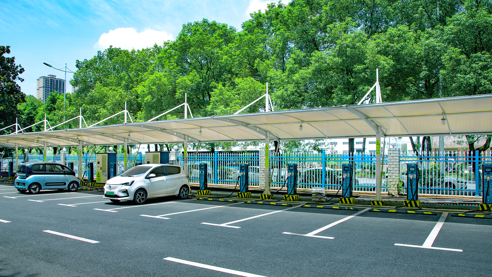 特变电工为居民小区充电站提供充电站系统解决方案，可满足16台各类新能源纯电动小汽车同时充电