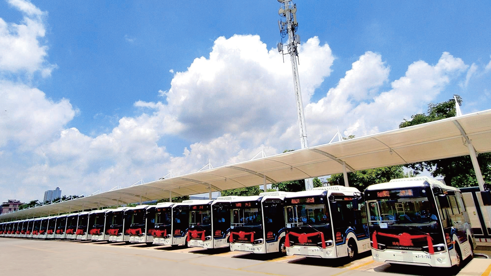 特变电工为广西梧州公交站提供公交专用充电站系统解决方案，可同时容纳30台新能源汽车充电